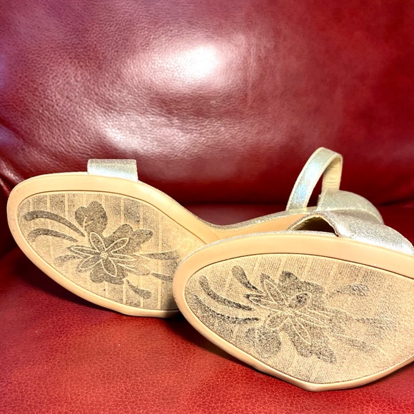 Sandals in silver color CL Laundry Heeled Sandals 3” H - Picture 9 of 9